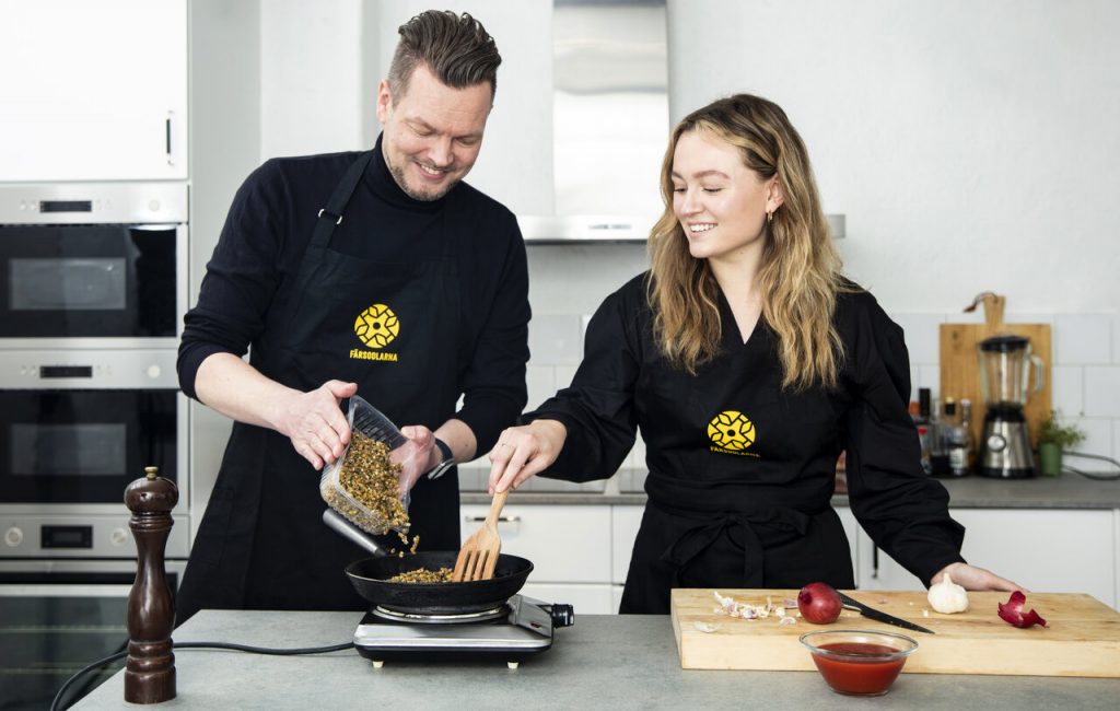 Oddgeir Hole and Agnes Ros of Färsodlarna prepare plant-based bolognese with low climate footprint